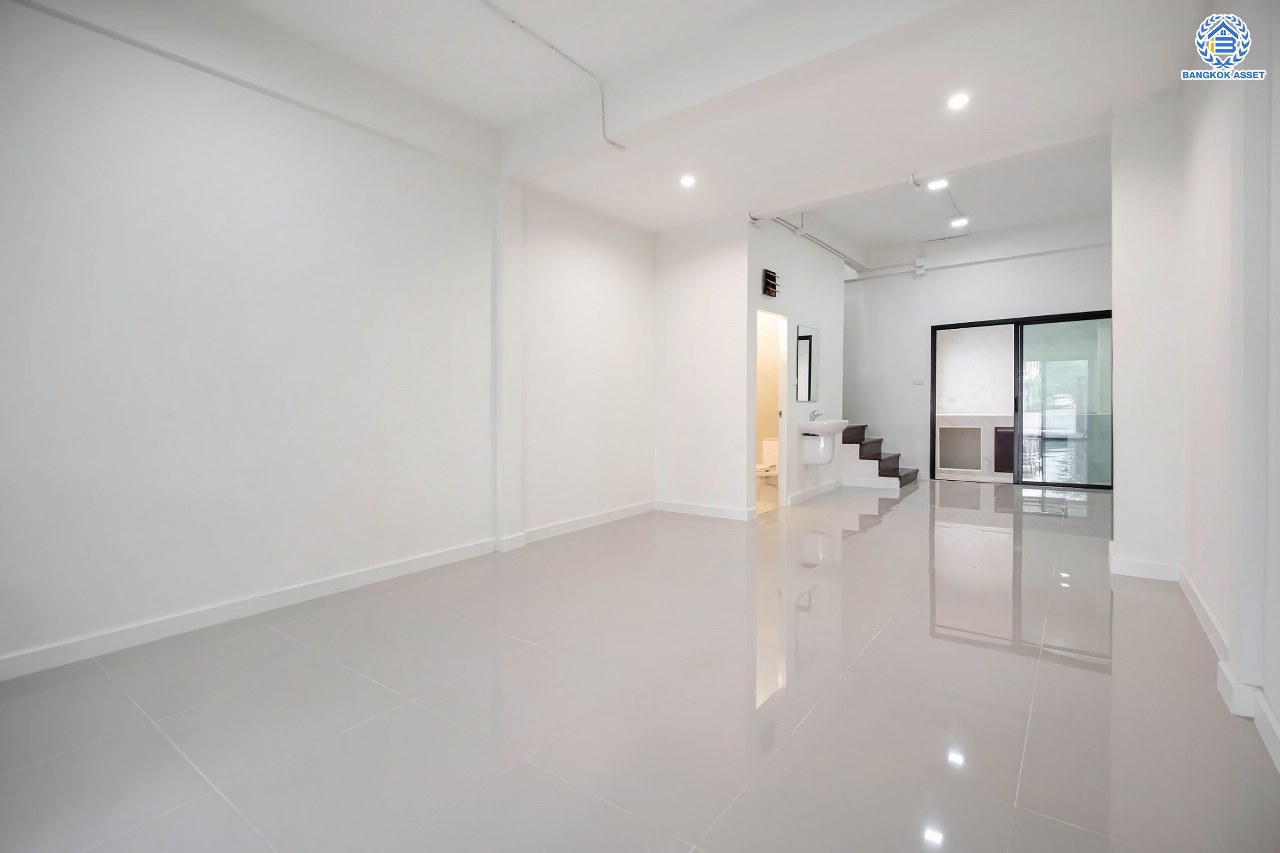 บ้านมือสองตกแต่งใหม่ โครงการ ช.รุ่งเรือง4 กรุงเทพฯ-นนทบุรี พร้อมอยู่ เนื้อที่ 18 ตร.ว. ฟังก์ชัน 2 ห้องนอน 2 ห้องน้ำ จอดรถได้ 1 คัน บนสุดยอดทำเล! เชื่อมถนนพิบูลย์สงคราม, วงศ์สว่าง, นครอินทร์ และติวานนท์ ใกล้จุดขึ้นทางด่วนศรีรัช-วงแหวนรอบนอก และรถไฟฟ้า "สถานีแยกติวานนท์"...